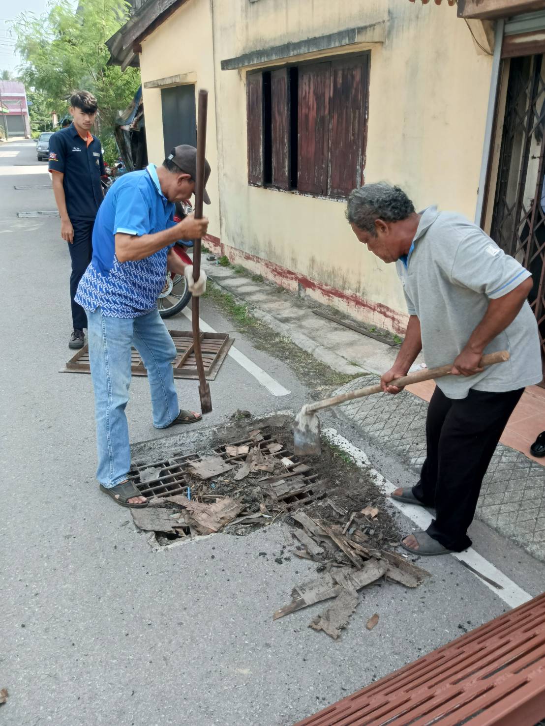 25 กรกฎาคม 2567 ซ่อมฝาคูซอยหน้าร้านสาวเกษตรและซอยข้างร.รบ้านควนขนุน