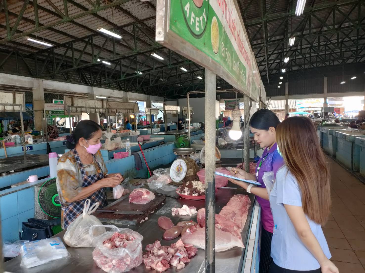 7 สิงหาคม 2567 กองสาธารณสุข ฯ ร่วมกับศูนย์แพทย์ชุมชนโรงพยาบาลควนขนุน ลงสุ่มเก็บน้ำมันทอดซ้ำและหมูเนื้อแดง เพื่อนำส่งตรวจสารปนเปื้อนในอาหาร