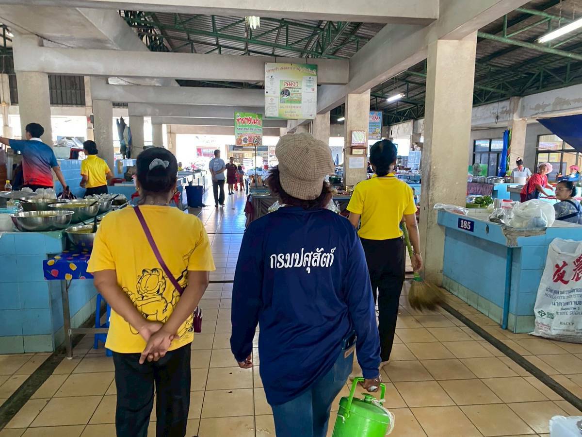 2 เมษายน 2568 กองสาธารณสุขและสิ่งแวดล้อมลงพื้นที่ฉีดวัคซีนป้องกันโรคพิษสุนัขบ้า ให้กับสุนัขและแมว