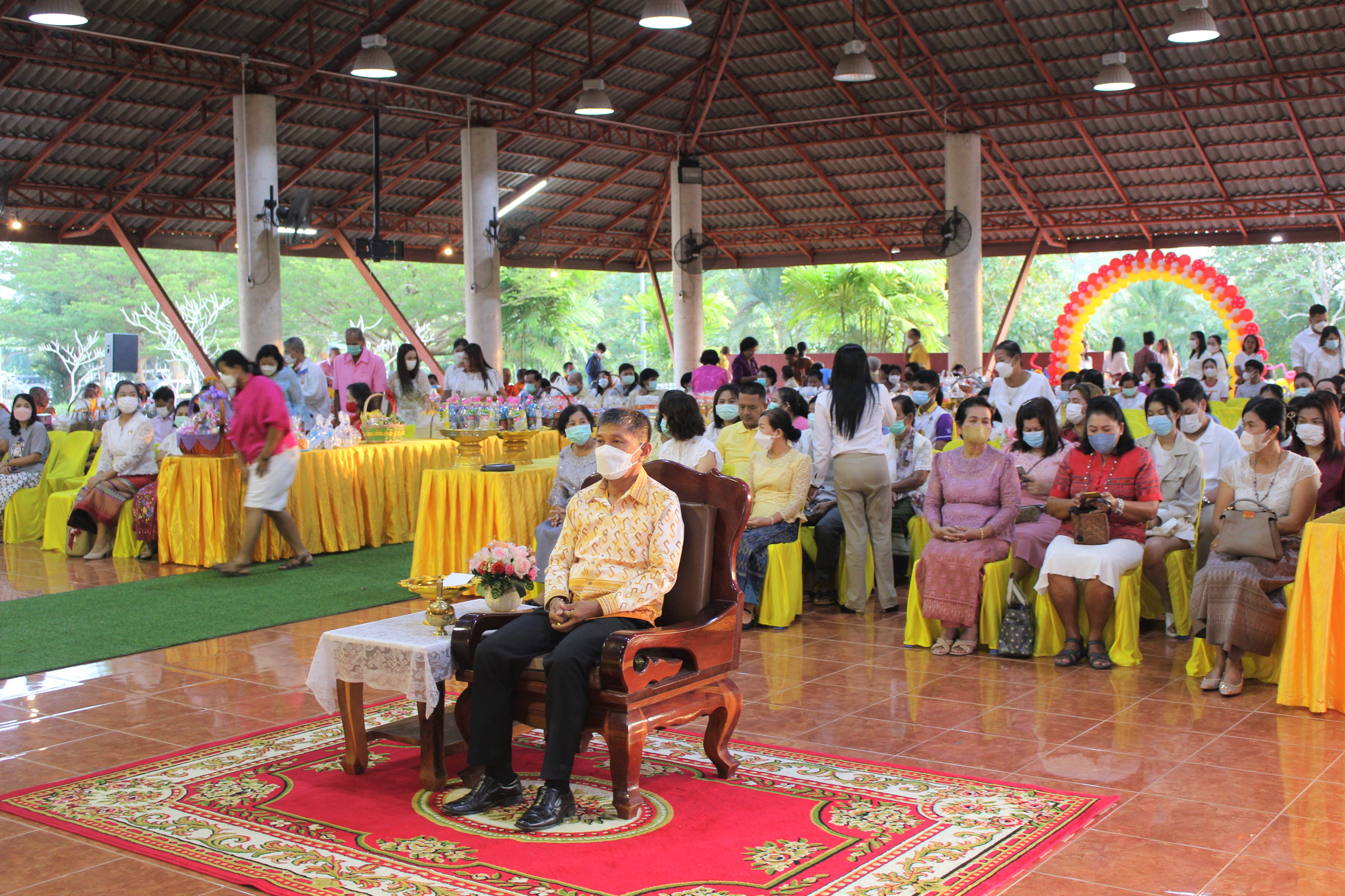 ทำบุญตักบาตรเนื่องในวันขึ้นปีใหม่