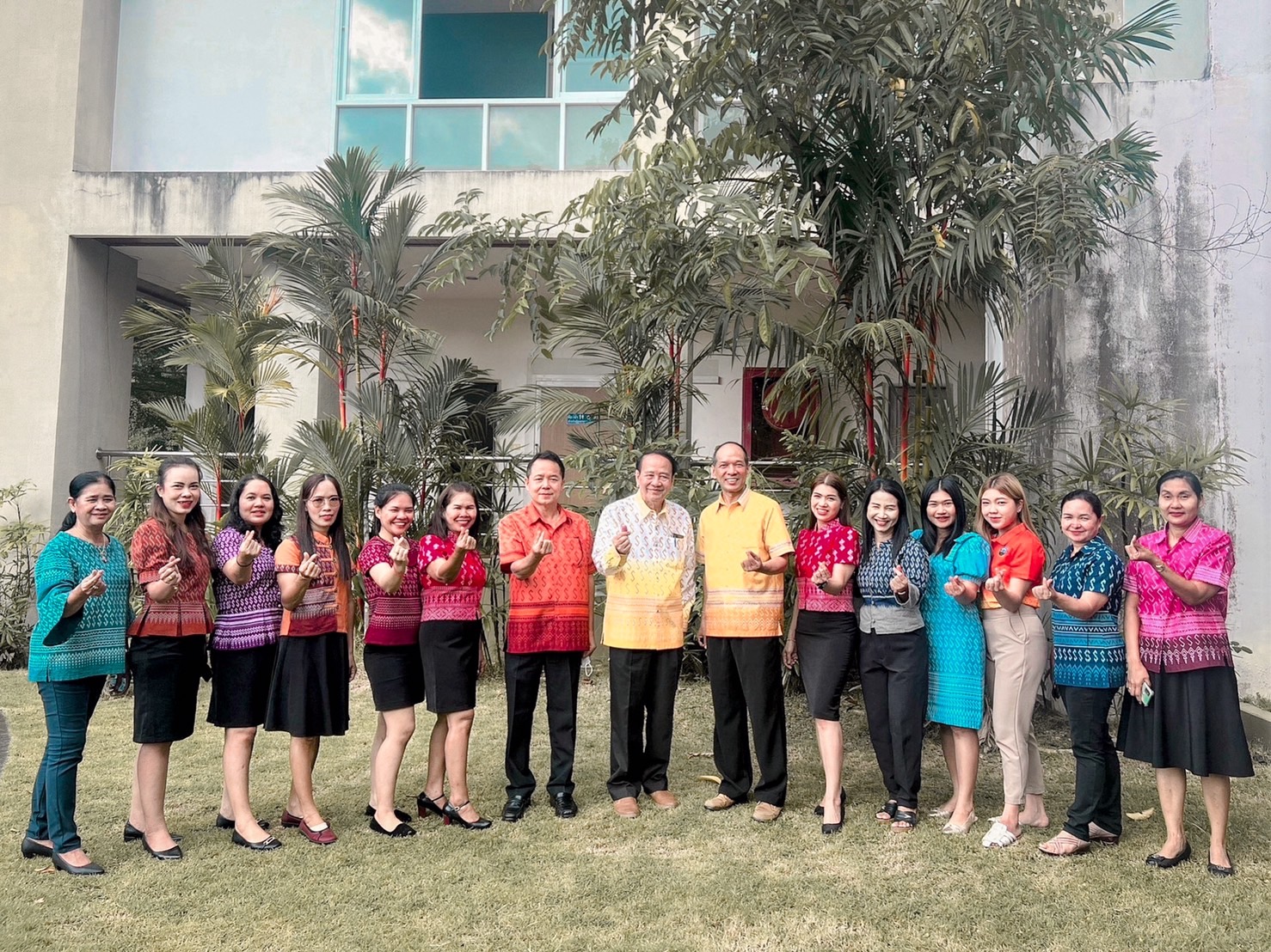 เทศบาลตำบลควนขนุน ร่วมกันสวมใส่เสื้อพระราชทาน (เสื้อลายขอ)