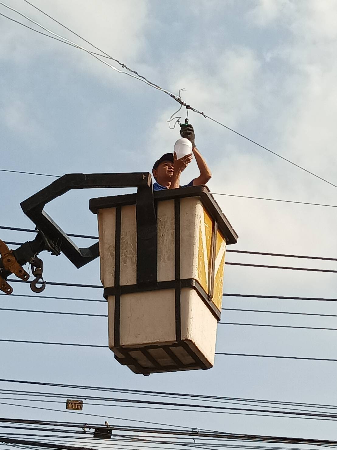 เปลี่ยนหลอดไฟฟ้าสาธารณะ บริเวณสี่แยกไฟแดง