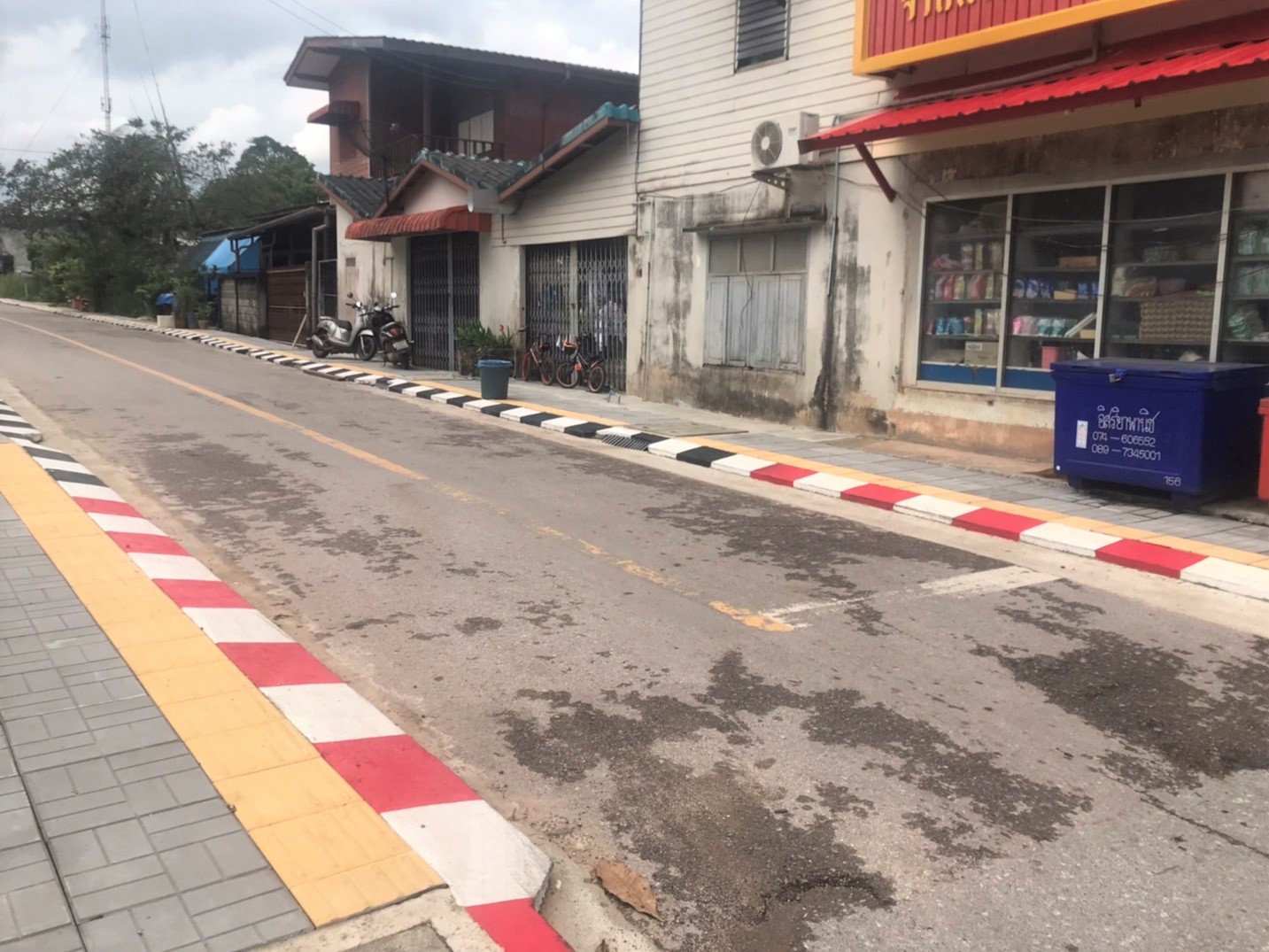 โครงการปรับปรุงถนนโดยก่อสร้างคูระบายน้ำคอนกรีตถนนประชาสามัคคี