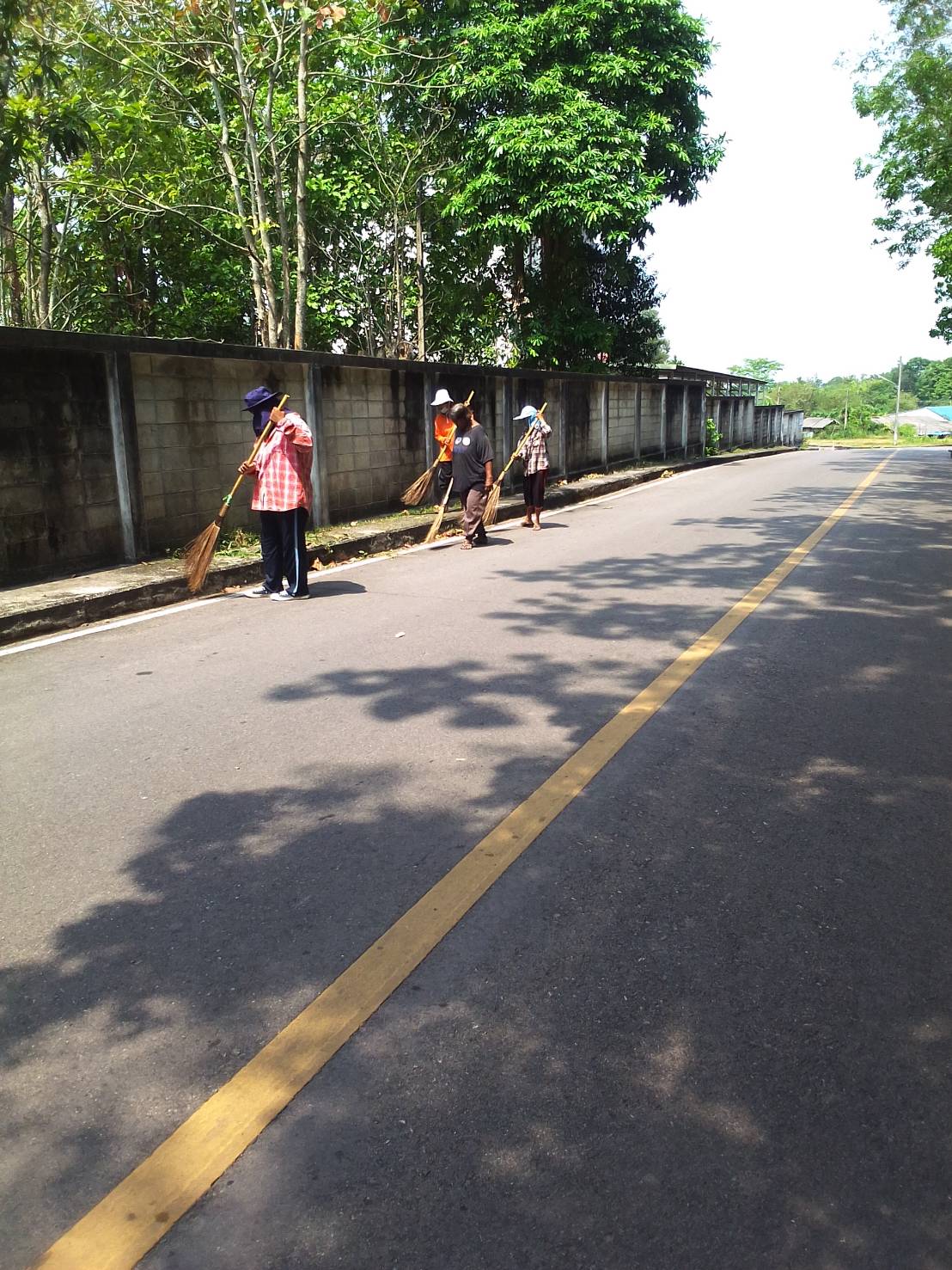 ทำความสะอาดถนนหลังโรงพยาบาลควนขนุน และซอยวัดใน
