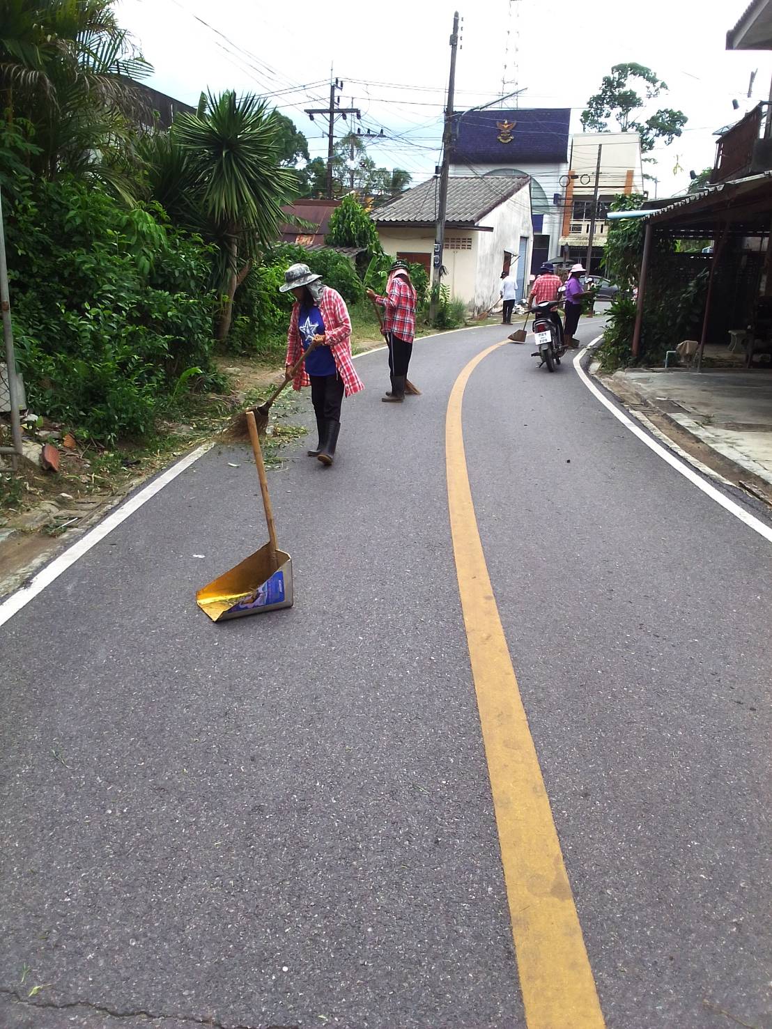 ทำความสะอาดถนนประชาสามัคคี