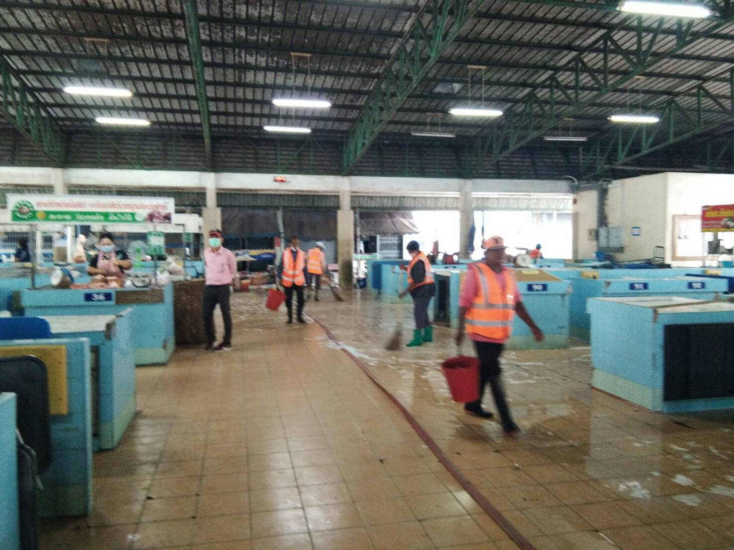 กองสาธารณสุขฯ ดำเนินการล้างทำความสะอาดตลาด