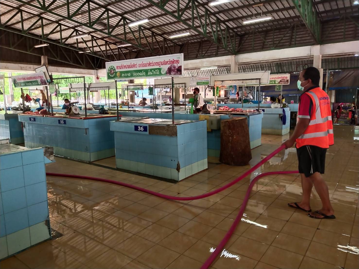 กองสาธารณสุขและสิ่งแวดล้อมล้างทำความสะอาดตลาดประจำสัปดาห์