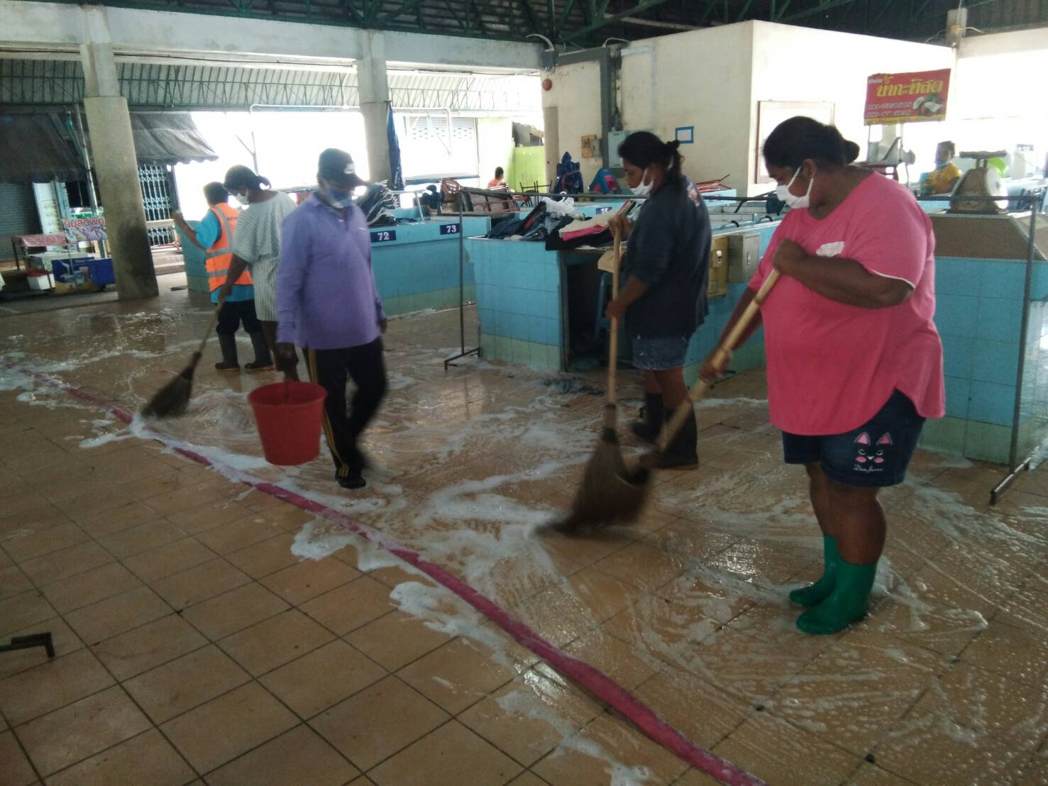 กองสาธารณสุขฯ ล้างตลาดประจำสัปดาห์