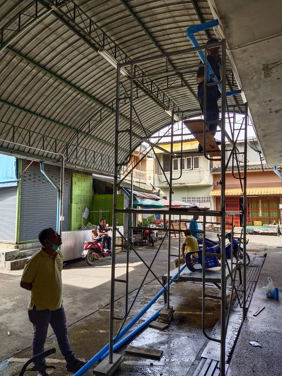 กองช่างติดตั้งท่อ pvcเพื่อระบายน้ำตลาดสดเทศบาลควนขนุนฝั่งตะวันออก