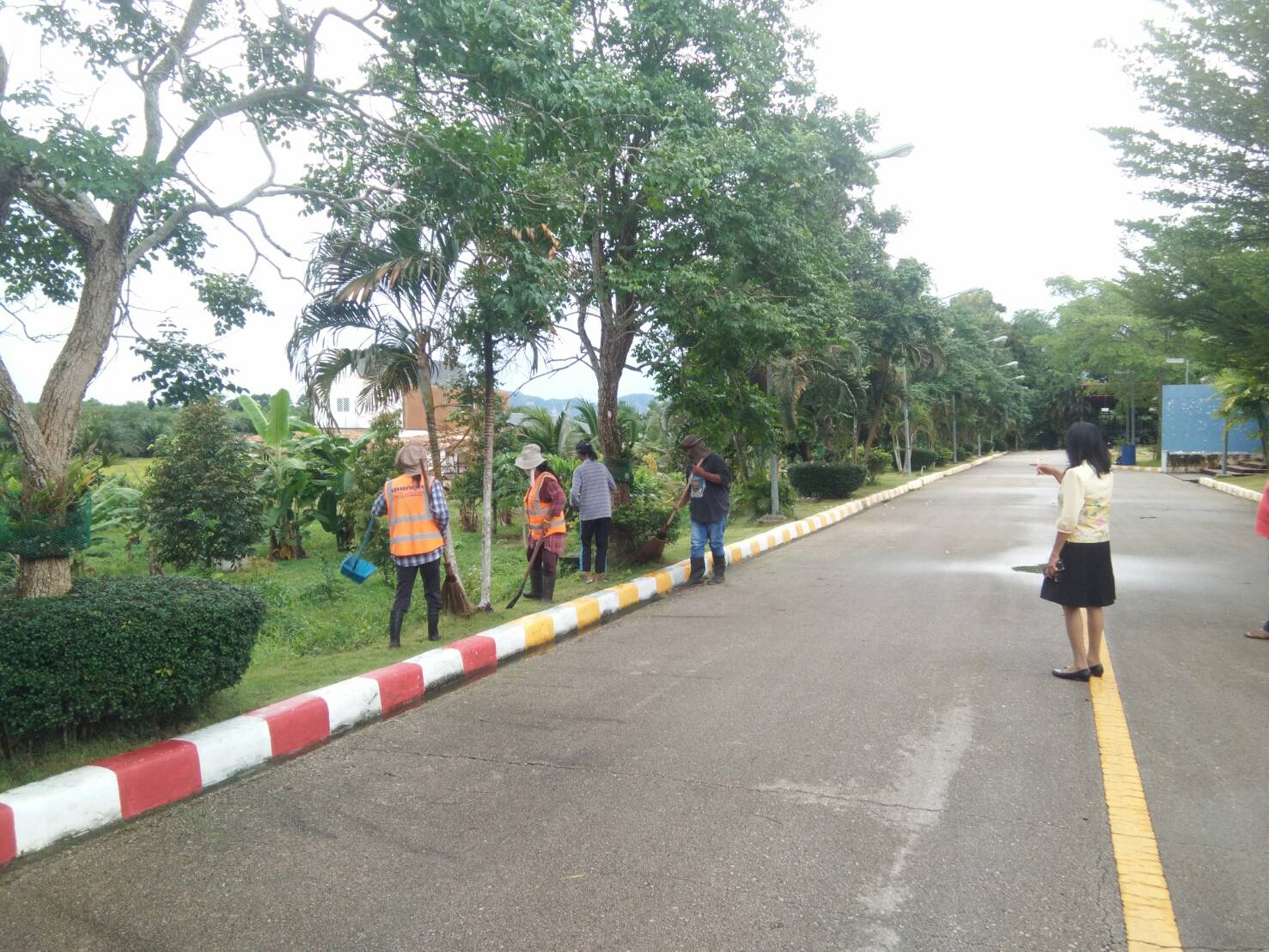 กองสาธารณสุขฯ ปฏิบัติงานทำความสะอาดในสำนักงานเทศบาลตำบลควนขนุน