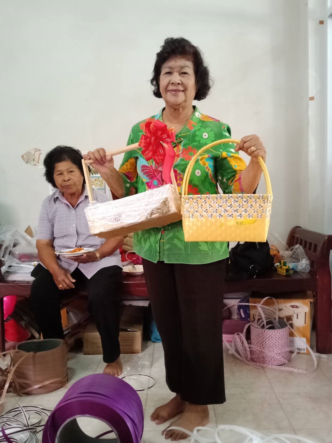 กลุ่มอาชีพสานตะกร้าพลาสติก ของกลุ่มสตรีและผู้สูงอายุเพื่อจัดทำเป็นสินค้าจำหน่าย