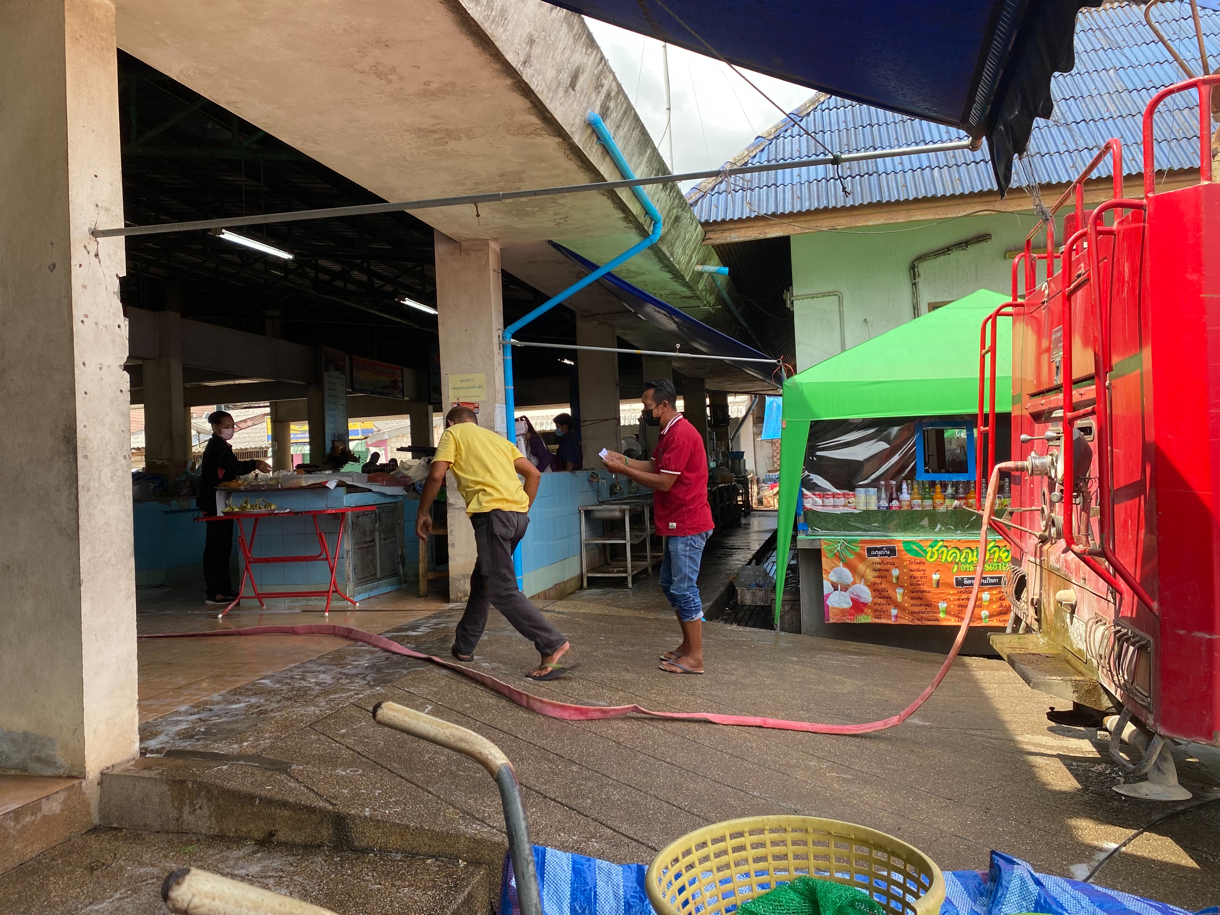 ล้างทำความสะอาดตลาดสดเทศบาลตำบลควนขนุนเพื่อลดการแพร่ระบาดของโรคติดต่อเชื้อไวรัสโคโรน่า 2019 (COVID-19)
