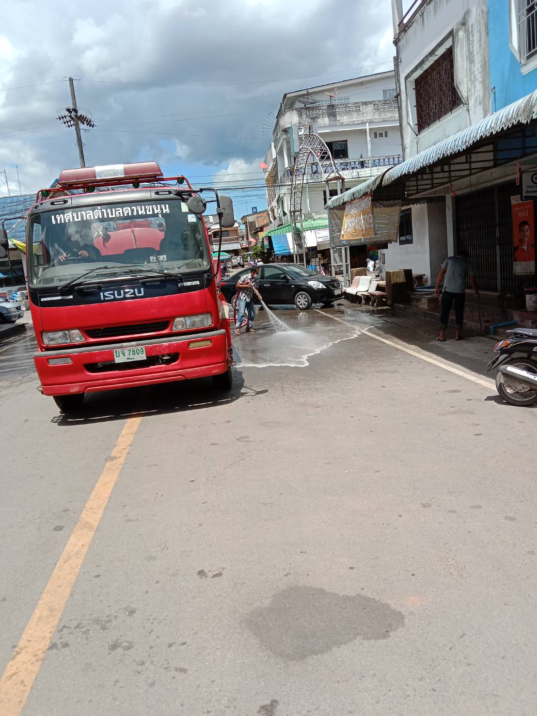 ล้างทำความสะอาดพื้นผิวถนนบริเวณตลาดเทศบาลควนขนุนฝั่งตะวันตก