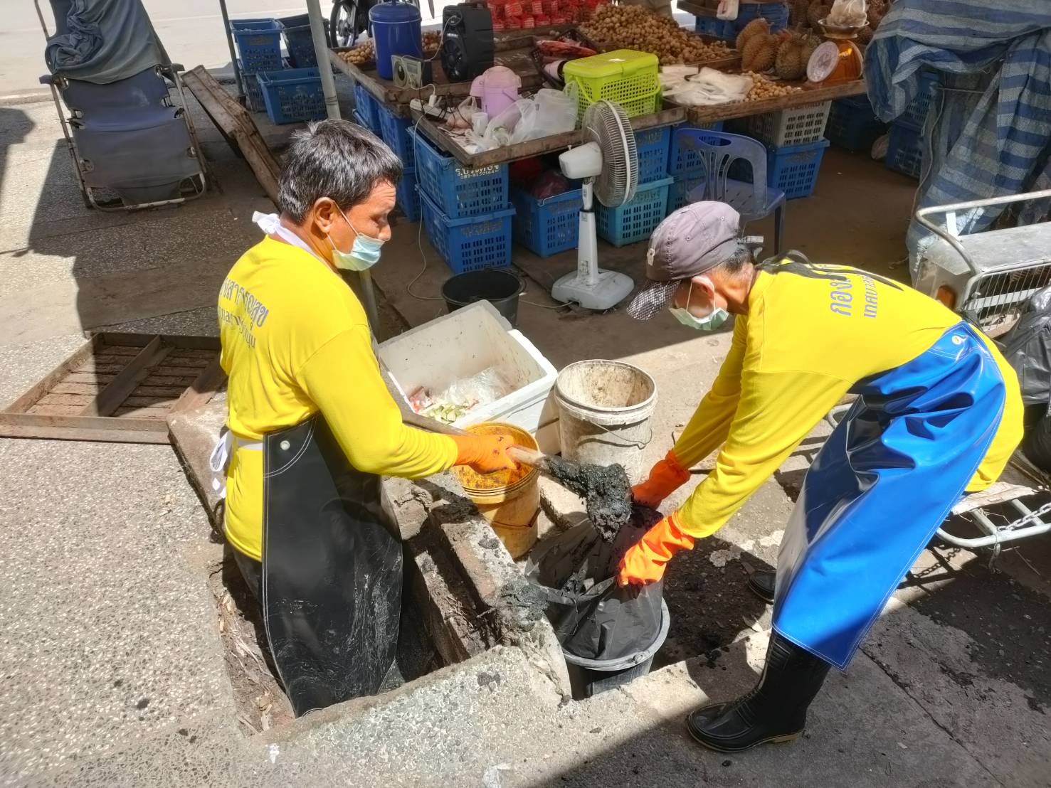 ล้างตลาดฝั่งตะวันออกและล้างคูระบายน้ำตลาดฝั่งตะวันตก